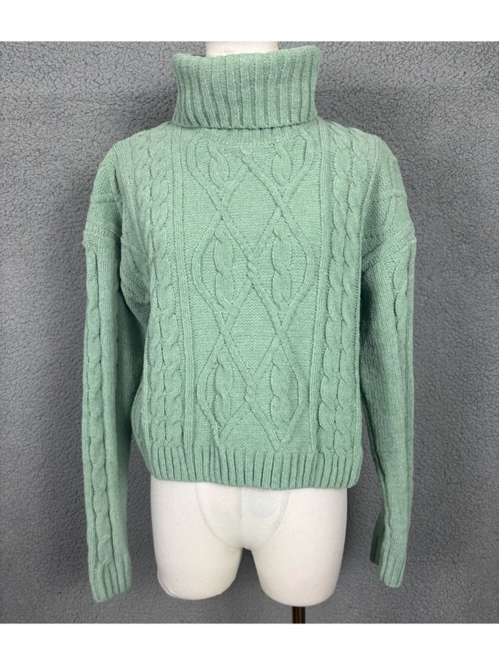 Hippe Rose Juniors' Cropped Cable-Knit Turtleneck Sweater Irish Green Large NWTs